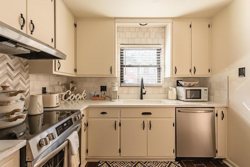 Cozy Townhome Retreat With King Bed Near I-10, Capitol, Fsu & Famu Tallahassee Exterior photo